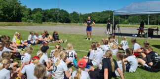 Landsholdsstjerne besøgte pigefodboldskole i Fredericia