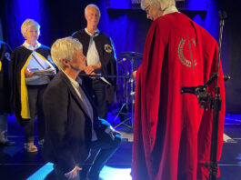 Video: Se Dana Cups direktør blive slået til ridder ved genrejsningsfest