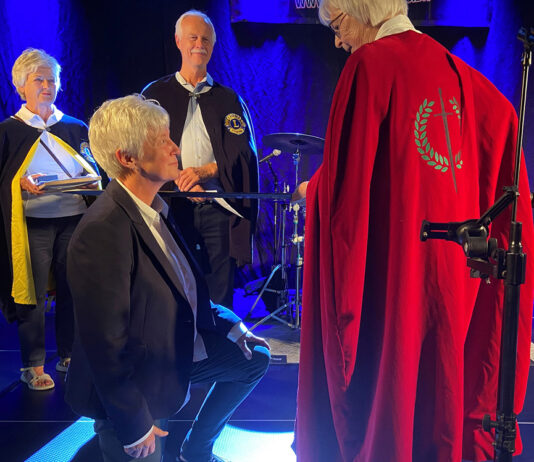 Video: Se Dana Cups direktør blive slået til ridder ved genrejsningsfest