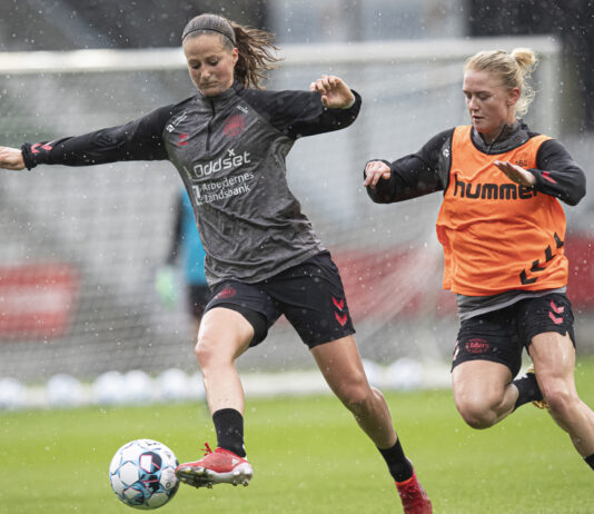 Kvinder spiller i støvler til mænd. Det øger risikoen for skader