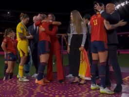 Spansk landstræner fyret efter kysseskandale