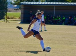 22 piger tester drømmen om USA-fodbold i Topdanmarkhallen