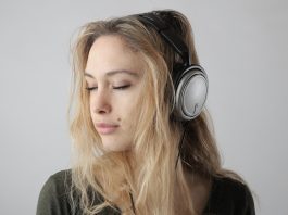 Her får du de bedste podcast og lydbøger til udebaneturene