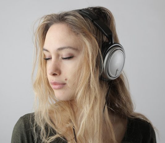 Fem fede lydbøger til udekampene – her er de mest populære ❤️-bøger lige nu