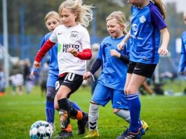 Fodboldstævne på Fyn samler piger og drenge fra hele landet
