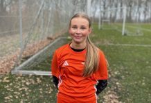 Emily står på ski og spiller fodbold. Nu kombinerer hun begge dele på efterskole