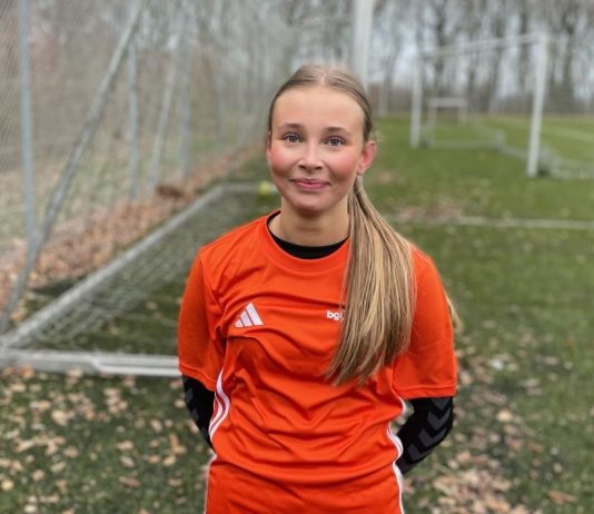 Emily står på ski og spiller fodbold. Nu kombinerer hun begge dele på efterskole