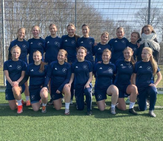 Fodboldpigerne på Idrætsefterskolen Klintsøgaard: Et stærkt fællesskab på og udenfor banen