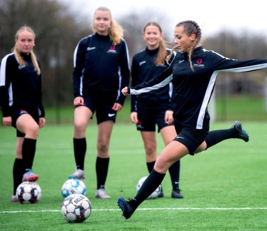 80 nye pigefodboldspillere starter på Oure Efterskole: Oure opruster på pigesiden