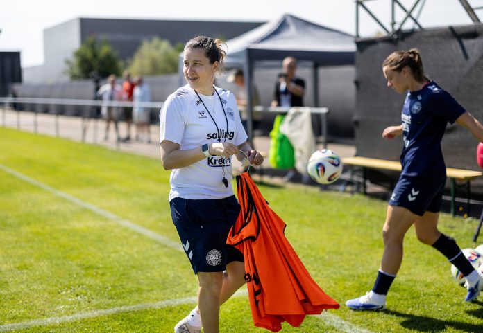 Kvindelandsholdet træner i Neuchätel i Schweiz