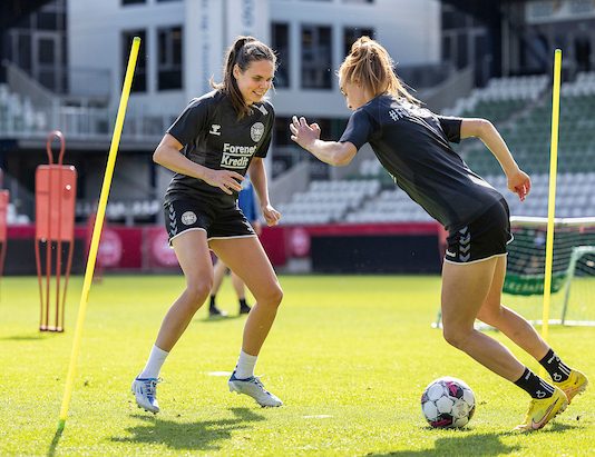 Simone Boye om kvindeligaens udvikling: Fra bibeskæftigelse til fuldtidsprofessionalisme