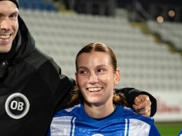 Ung OB-midtbanespiller lægger støvlerne på hylden