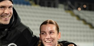 Ung OB-midtbanespiller lægger støvlerne på hylden