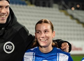 Ung OB-midtbanespiller lægger støvlerne på hylden