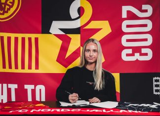 Josefine Welzel underskriver sin første aftale med FC Nordsjælland