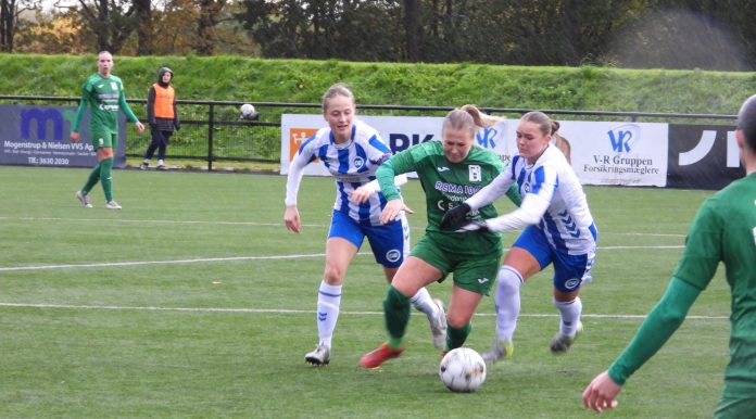 En duel fra kampen mellem OB Q - Fredensborg BI